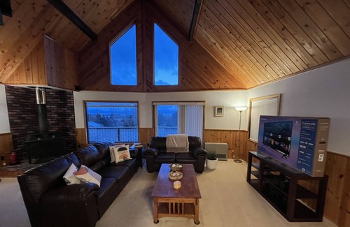 Homer House | MIDNIGHT SUN MANOR, MINUTES FROM DOWNTOWN, BAYVIEW, SAUNA, DECK, PET ON APPROVAL
