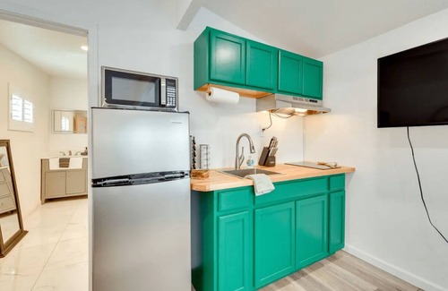 Palm Springs Apartment | Midterm Escape Mountain Views & Desert Breezes
