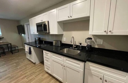 Cheery Lynn House | Midtown 1BR – Stylish Unit D