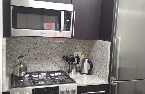 Turtle Bay Condo | MIDTOWN EAST APARTMENT ON HIGH FLOOR WITH BALCONY, 24HR DOORMEN, 5 STAR REVIEWS.