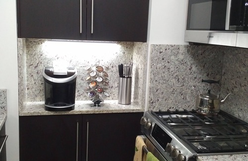 Turtle Bay Condo | MIDTOWN EAST APARTMENT ON HIGH FLOOR WITH BALCONY, 24HR DOORMEN, 5 STAR REVIEWS.