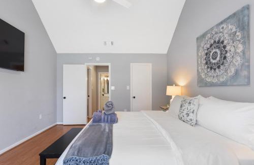 Savannah House | Midtown Savannah Gem Quiet and Close to Everything
