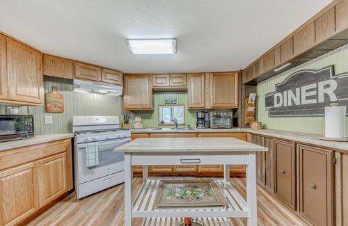 Ruidoso Cabin | Midtown Smart Cabin - Charming 3 bedroom cabin with WiFi and AC in Ruidoso