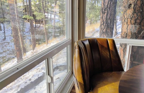 Ruidoso Cabin | Midtown Smart Cabin - Charming 3 bedroom cabin with WiFi and AC in Ruidoso