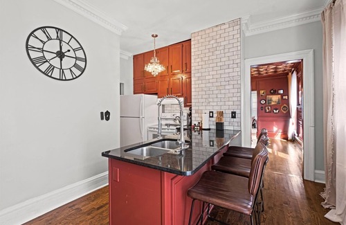 North Hyde Park Apartment | Midtown Victorian Upper- Historic 3BR in Hyde Park
