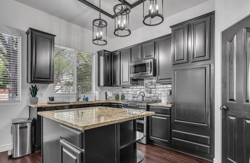 Greenfield Lakes House | Midweek Reduced Feb-Mar | 6BR Gilbert Home w/Pool & Pool Table | Sleeps 14 | Near Bell Bank Park