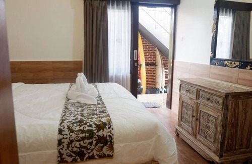 Batu Bolong House | Mikuk Homestay