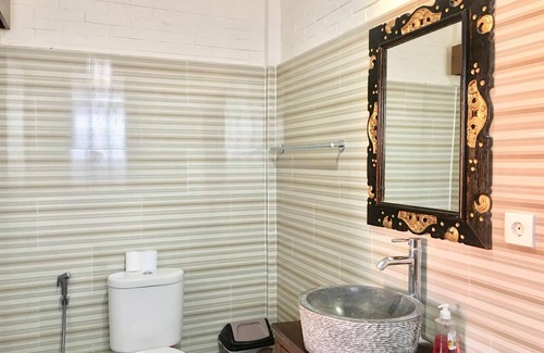 Batu Bolong House | Mikuk Homestay