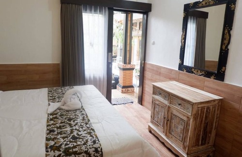 Batu Bolong House | Mikuk Homestay