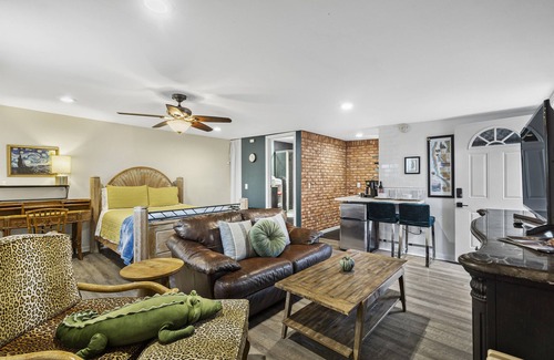 Townsite Apartment | Mile to Beach! Tiki Master Suite
