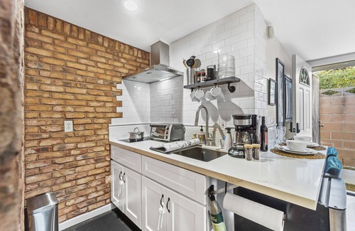 Townsite Apartment | Mile to Beach! Tiki Master Suite
