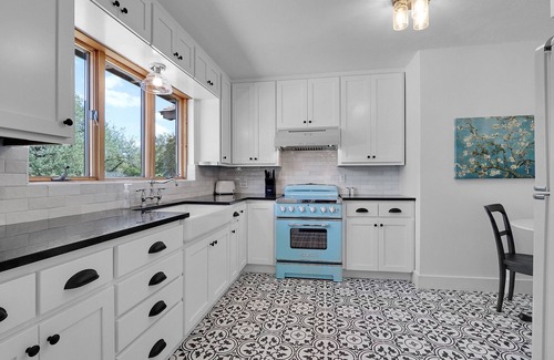 Dripping Springs House | Milk Bath Springs House | Pet Friendly - 1930's inspired Retreat!