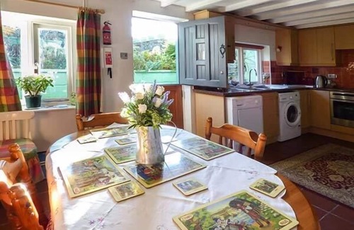 Laugharne Cottage | MILK WOOD COTTAGE, pet friendly, with open fire in Laugharne