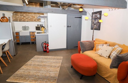 Barrowby Apartment | MILL BARN, character holiday cottage, with a garden in Barrowby