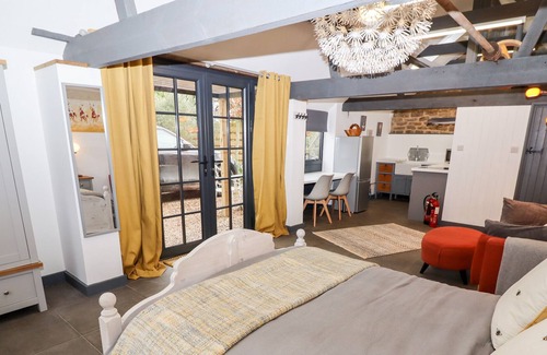 Barrowby Apartment | MILL BARN, character holiday cottage, with a garden in Barrowby