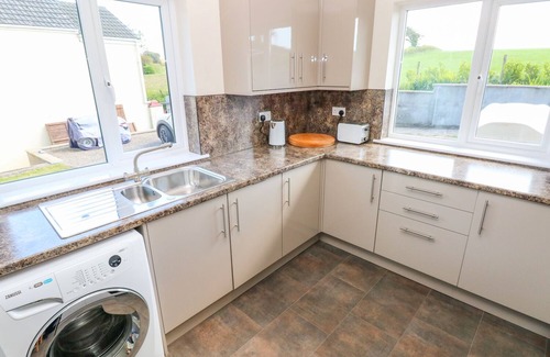 Milford Haven Cottage | MILL VIEW, pet friendly, with a garden in Neyland