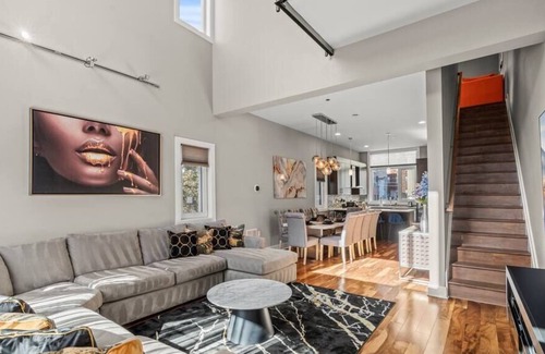 Olde Kensington House | Million dollar Mini Man$ion in No Lib w/2 Parking