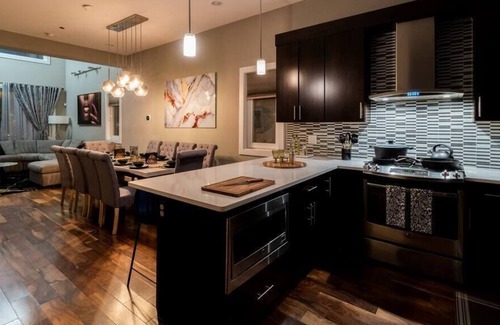 Olde Kensington House | Million dollar Mini Man$ion in No Lib w/2 Parking