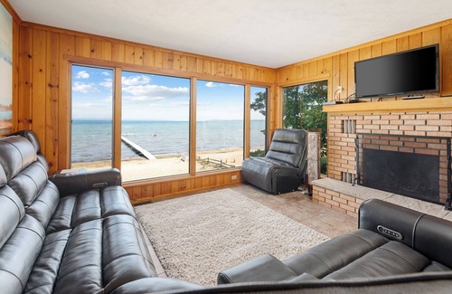 Traverse City House | 🐚 Million Dollar Views 5BDR Beachfront Living in East Bay ➠ 2175!
