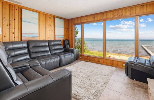 Traverse City House | 🐚 Million Dollar Views 5BDR Beachfront Living in East Bay ➠ 2175!