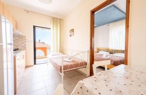 Paralia Dionysiou House | Milonas House Apartments