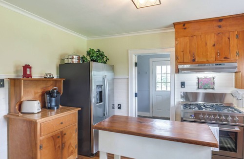 Rutherford County House | 'Milton Valley Stay' w/ Valley View & Porch Swing!