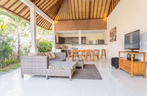 Batubelig Villa | Min WALK TO Beach-PRIVATE POOL MAHAYANA 3BR VILLA