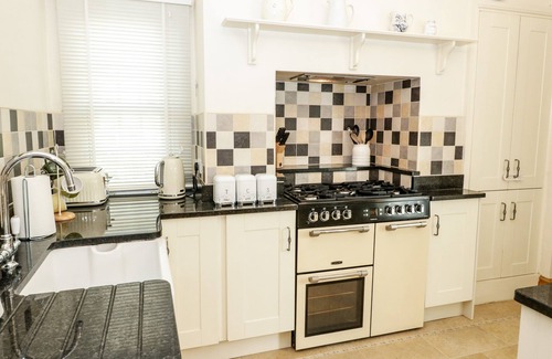 Colwyn Bay Cottage | MIN Y DON, family friendly, with open fire in Conwy