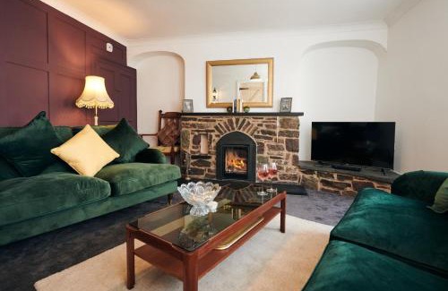 Laugharne House | Min Yr Afon- Central cosy Cottage, walk to restaurants and Castle