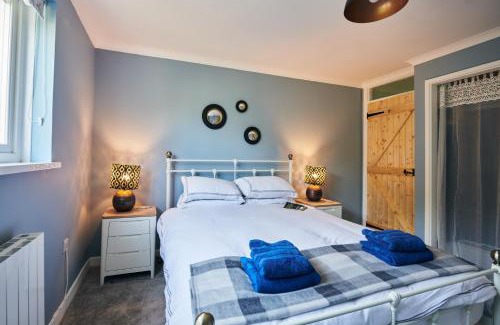 Laugharne House | Min Yr Afon- Central cosy Cottage, walk to restaurants and Castle