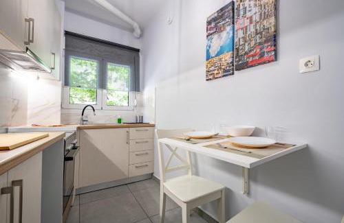 Petralona Apartment | Minimal Frame by ΜΡS