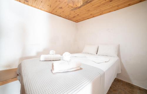 Kavousi House | MinoaHouse 1 bedroom,3 guests,bath tub & patio