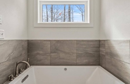 Minocqua Cottage | Minocqua Family Retreat walking distance to Lk. Tomahawk