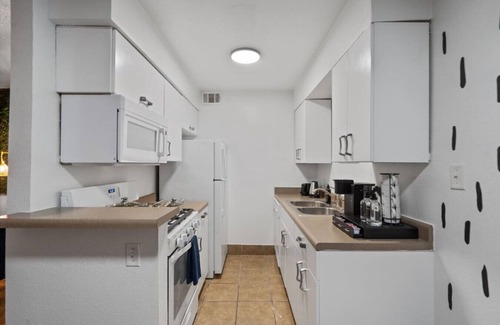 West Campus Apartment | Mins 2 Downtown - Stunning Austin Haven - King bed
