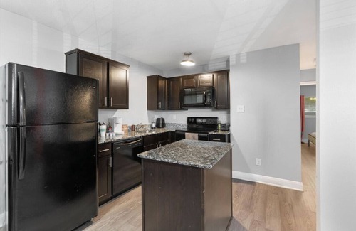 Hyde Park Apartment | Mins 2 Dwntown ~ Private Retreat ~ King Bed