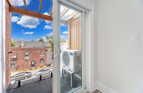 Dovercourt Park Apartment | Mins from Toronto Downtown UFT Exhibition Place