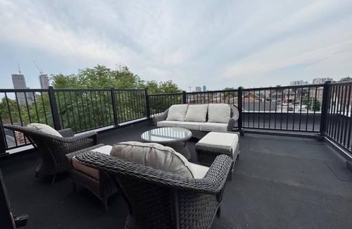 Dovercourt Park Apartment | Mins from Toronto Downtown UFT Exhibition Place