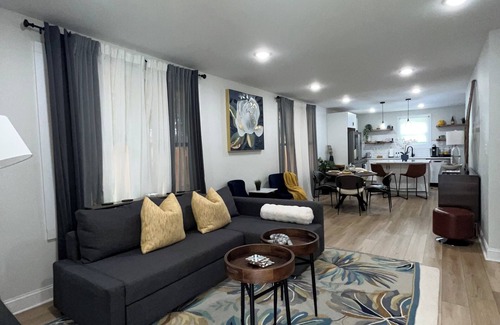 Enderly Park House | Mins to Bank of America Stadium & the Convention Center and restaurants near by!