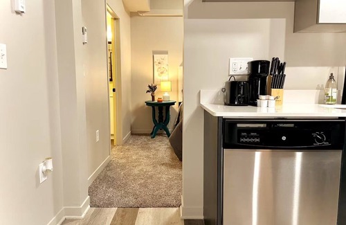 Midtown Apartment | ~Mins to DMC/Perfect for Monthly stays!