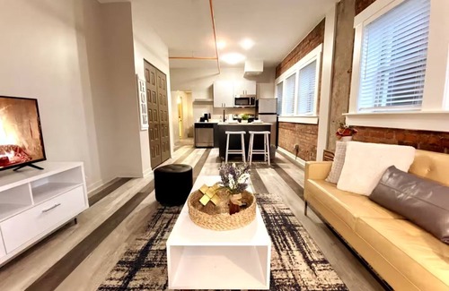 Midtown Apartment | ~Mins to DMC/Perfect for Monthly stays!