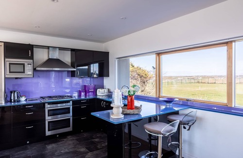 Rhosneigr Cottage | Minstrel Lodge : Spacious 4‑Bed Pet-Friendly Villa with Sea Views in Rhosneigr | Managed by Anglesey
