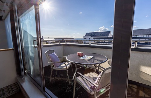 Rhosneigr Cottage | Minstrel Lodge : Spacious 4‑Bed Pet-Friendly Villa with Sea Views in Rhosneigr | Managed by Anglesey