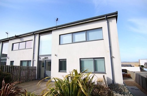 Rhosneigr Cottage | Minstrel Lodge : Spacious 4‑Bed Pet-Friendly Villa with Sea Views in Rhosneigr | Managed by Anglesey