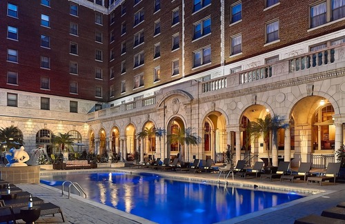 Central West End Apartment | Minutes away from Missouri Botanical Garden! Pets Are Welcome! Parking, Pool!