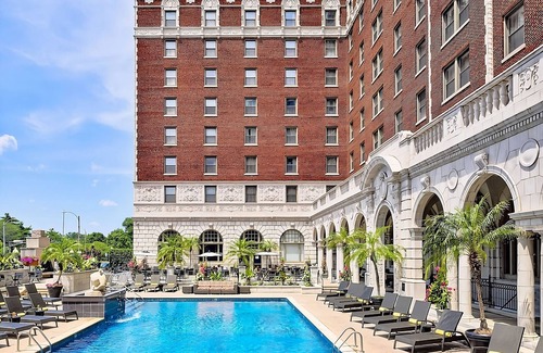 Central West End Apartment | Minutes away from Missouri Botanical Garden! Pets Are Welcome! Parking, Pool!