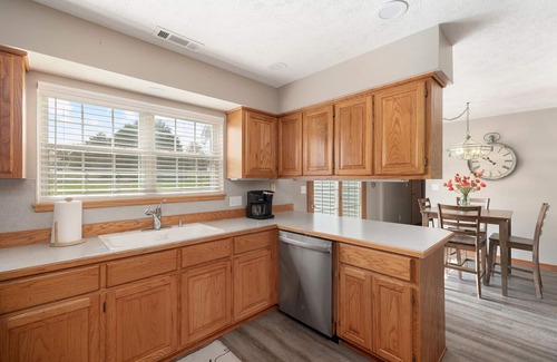 Eureka Springs House | Minutes from Golf Course & Marina on Table Rock Lake, Dog-Friendly & WiFi.