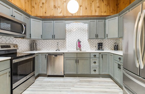 West Dover Ski Chalet | Minutes from gorgeous Mount Snow: Chalet with Hot Tub, Sauna, Game Room