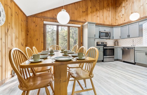West Dover Ski Chalet | Minutes from gorgeous Mount Snow: Chalet with Hot Tub, Sauna, Game Room