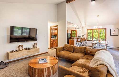 Londonderry House | Minutes to a Magical Apres Ski! 4 Bedrooms, EV Charger, Mins to 4 Ski Mtns