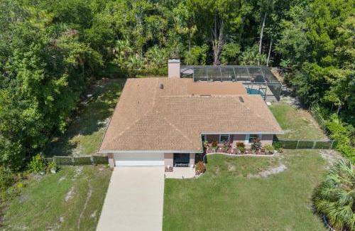 Crystal River House | Minutes to boat ramps and beach and private pool!